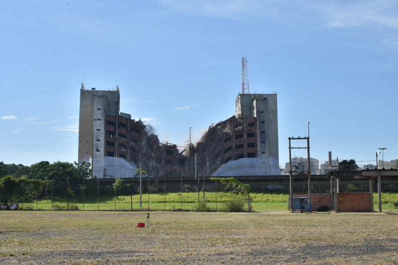 Desabamento planejado do prédio começou pela parte central, seguido das torres laterais, que caíram para dentro do terreno.