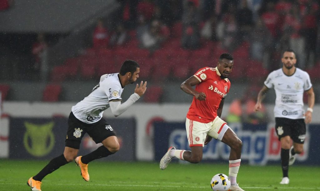 Edenilson acusa Rafael Ramos de injúria racial em jogo do Brasileiro