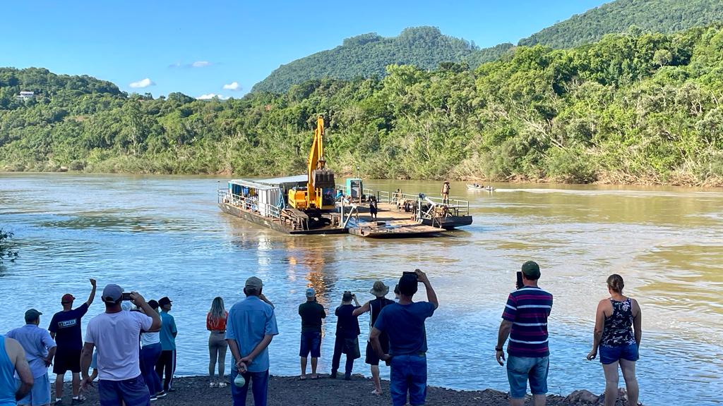 Balsa chega em Santa Bárbara