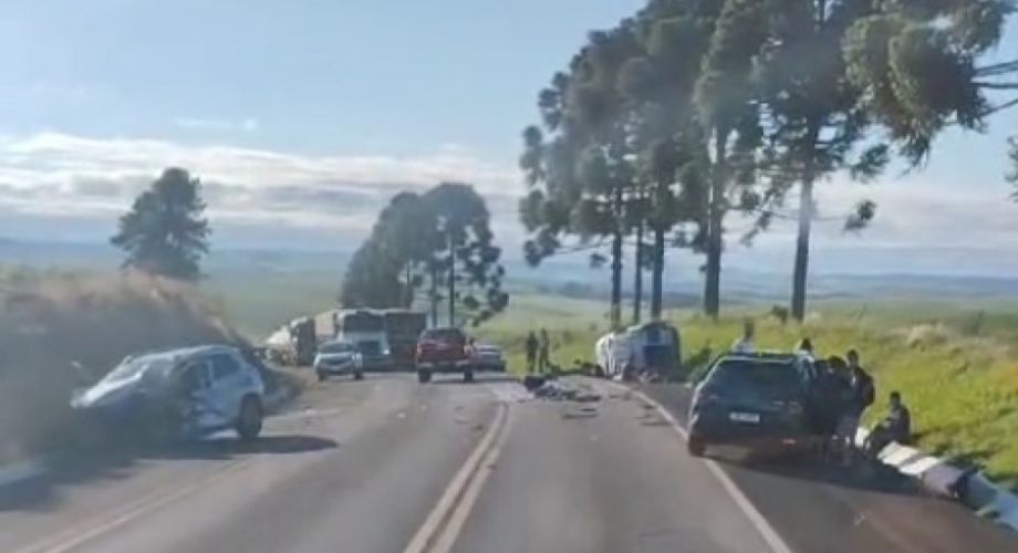 Um morre e cinco ficam feridos após acidente em Lagoa Vermelha.