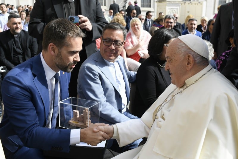 Eduardo Leite convida Papa Francisco para vir ao Rio Grande do Sul em 2026