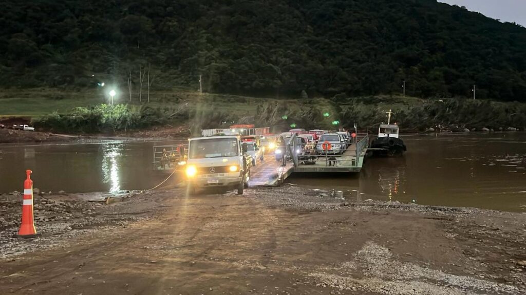 Rebocador reserva da balsa fica à deriva após vândalo soltar cabo de aço.