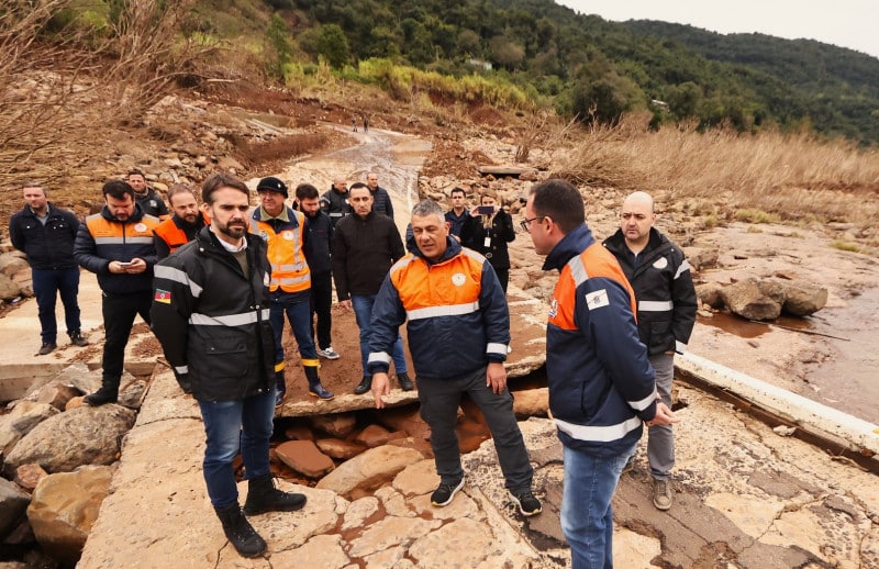 "As estradas do interior também nos preocupam", diz Leite ao visitar pontes destruídas em Bento