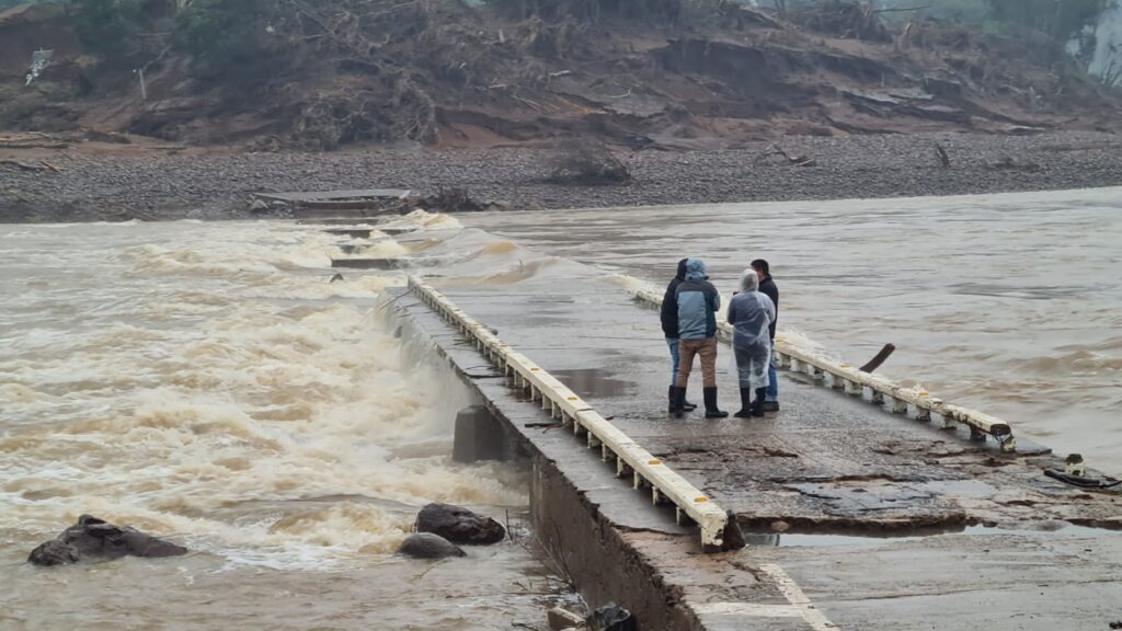 Cerca de 40 metros da base da Ponte de Cotiporã foi levada pelas águas