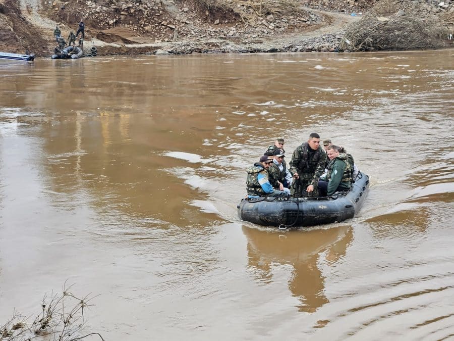 Exército volta a fazer travessia de botes entre Lajeado e Arroio do Meio