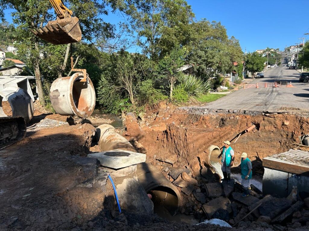 Ruas e estradas danificadas em Bento Gonçalves começam a ser recuperadas