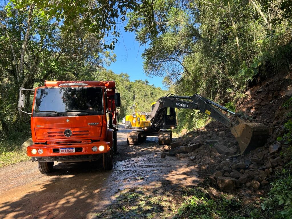 Ruas e estradas danificadas em Bento Gonçalves começam a ser recuperadas