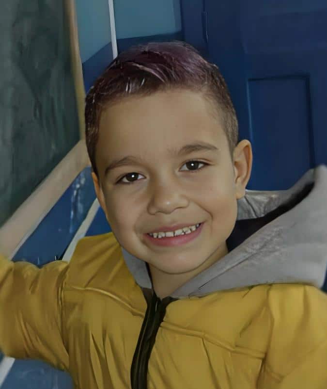 Afonso dos Santos Schramaier, de 4 anos, soltou a mão da irmã e correu em direção à rua, quando foi atropelado por uma van escolar