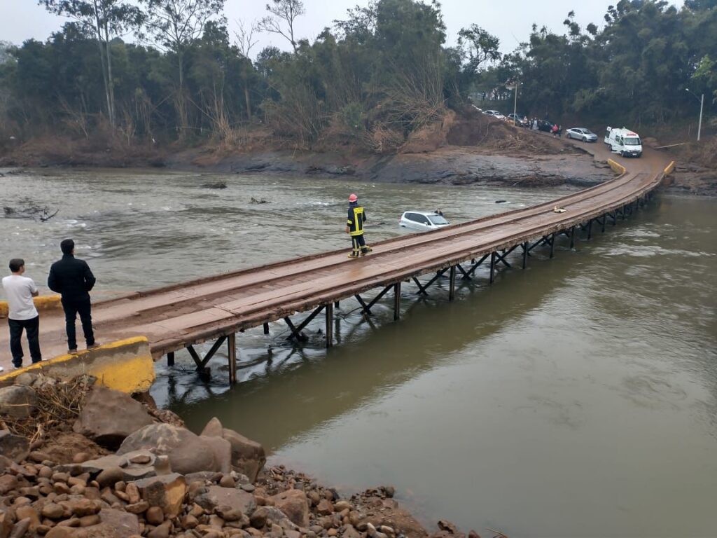 Motorista perde o controle e cai da Ponte do Bananal.