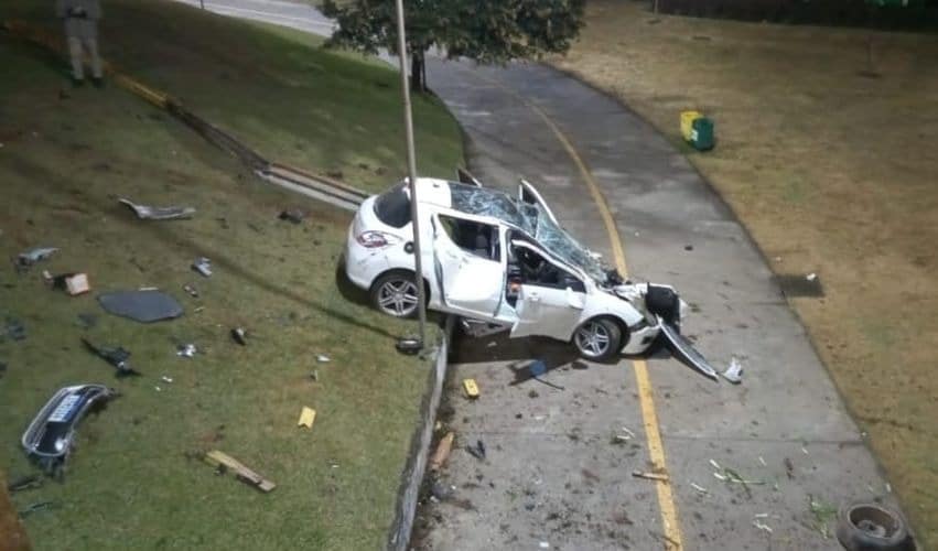 Peugeot capota e para em cima de ciclovia em Carlos Barbosa.