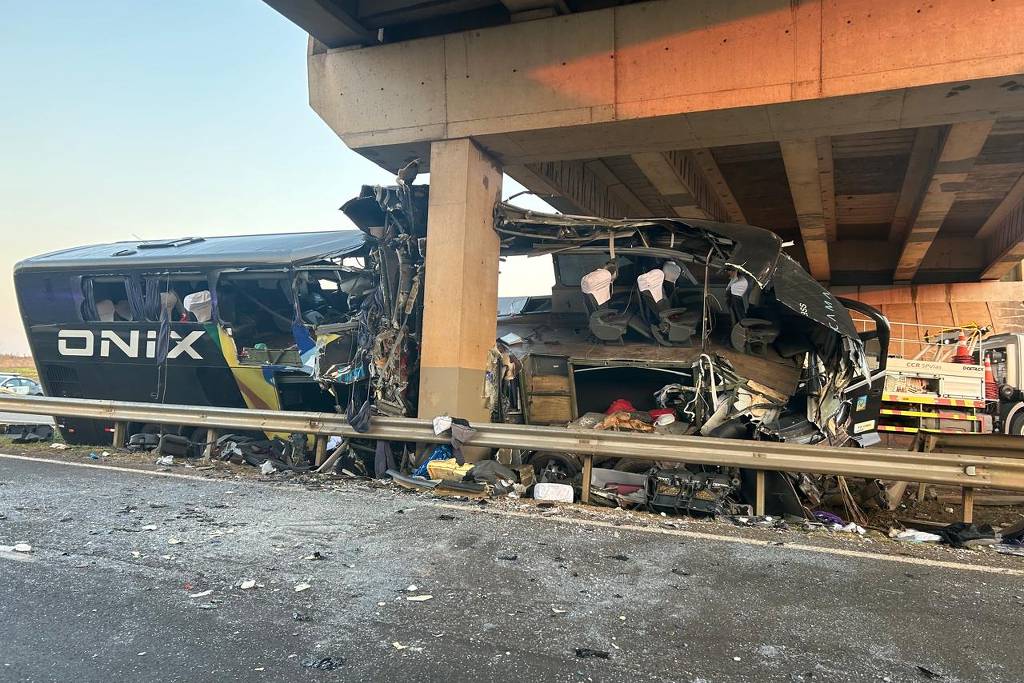 Ônibus bate em viaduto, deixa dez pessoas mortas e fere 42 em São Paulo