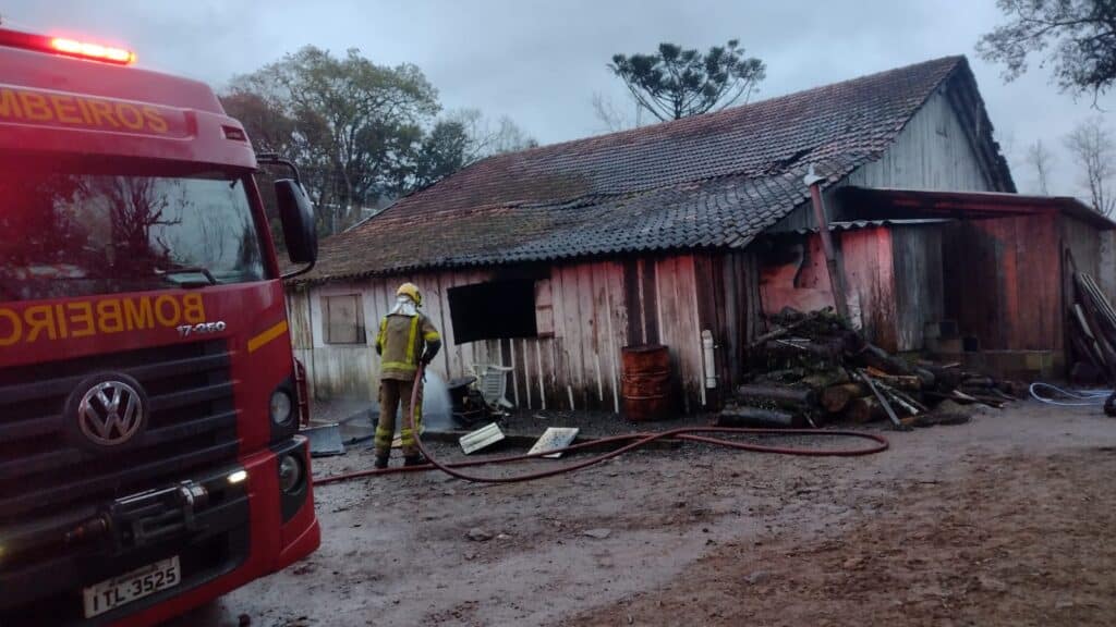 Corpo de Bombeiros combate incêndio no interior de Bento Gonçalves