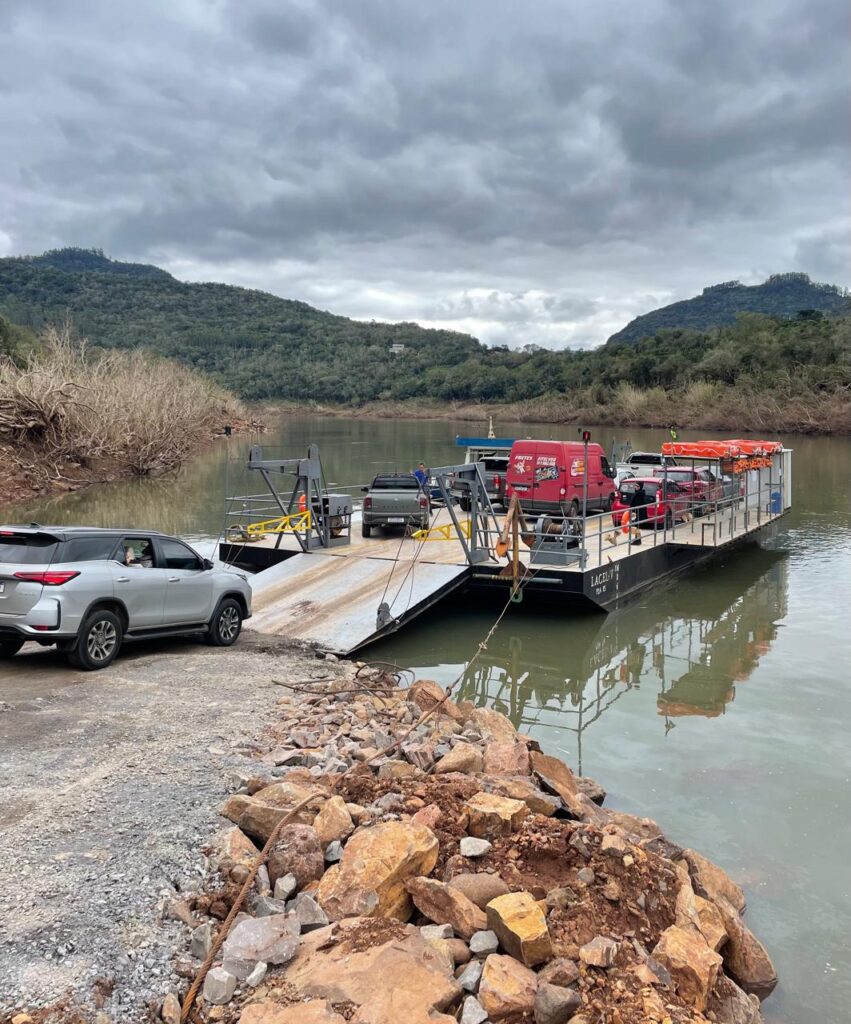 Balsa de Santa Bárbara retoma travessia no Rio Taquari