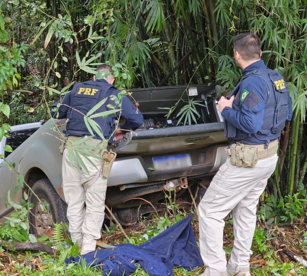 Traficante pula de carro em movimento com uma tonelada de maconha em Carlos Barbosa