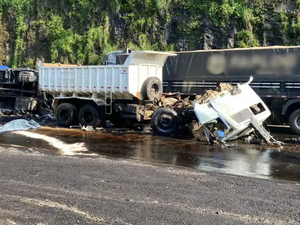 Passageiro de caminhão morre em acidente na ERS-122, em Flores da Cunha