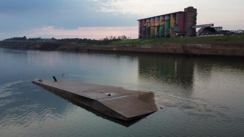 Balsa surge no Rio Taquari em Lajeado após nível das águas baixarem