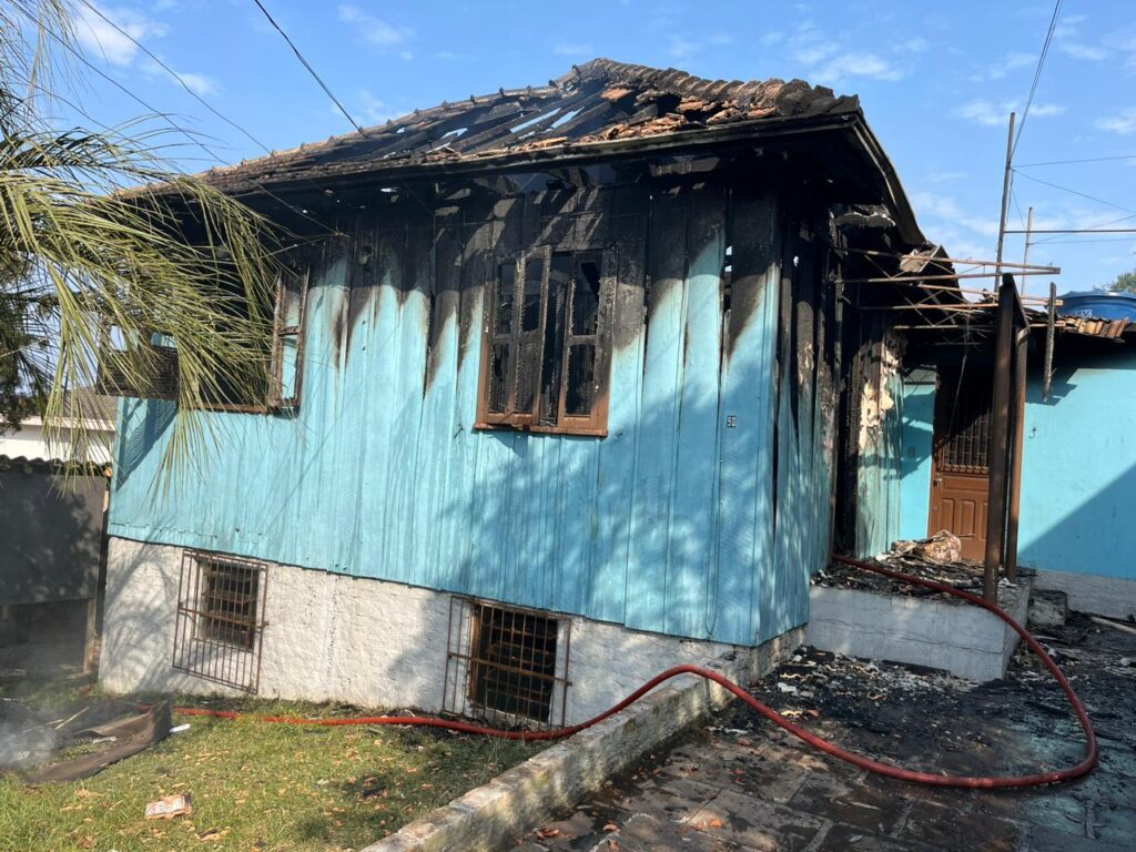 Incêndio destrói parte de residência em Bento Gonçalves