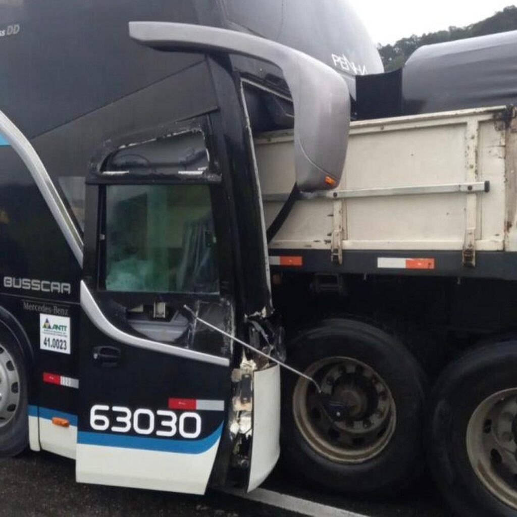 Acidente com ônibus que saiu de Porto Alegre deixa um morto e 13 feridos em Santa Catarina.