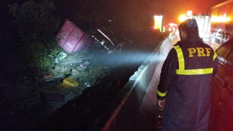 Carreta container tomba sobre van e tira a vida de nove pessoas; alguns eram de equipe de remo gaúcha