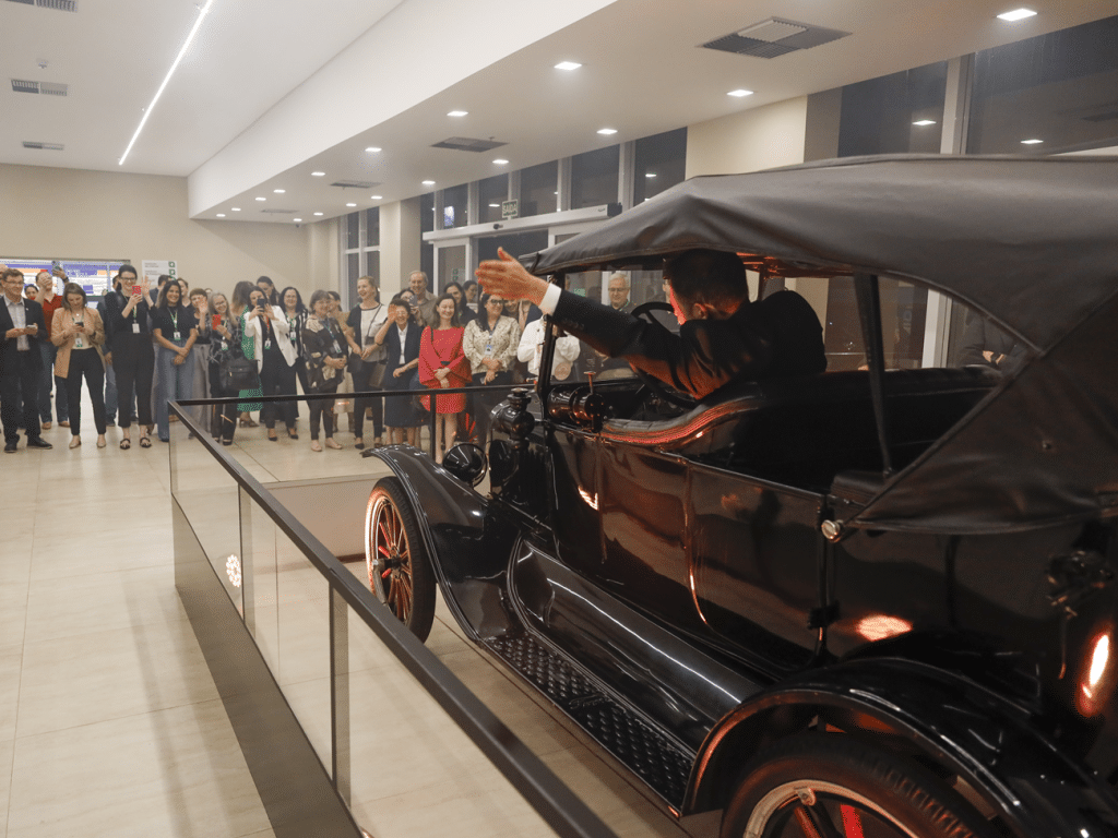 Exposição celebra o centenário do Tacchini com itens históricos e carro do patrono