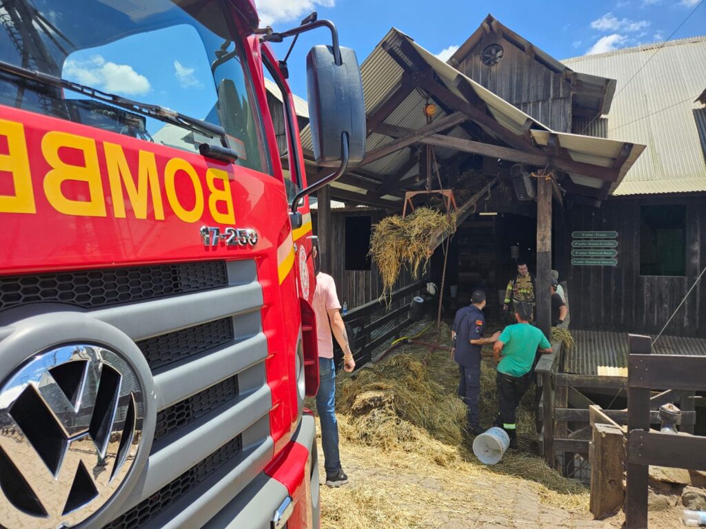 Incêndio atinge a Casa da Ovelha, ponto turístico dos Caminhos de Pedra, em Bento